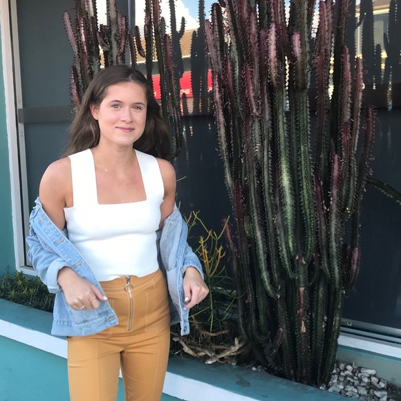 Meet your Posher, Caroline - Picture 1 of 1